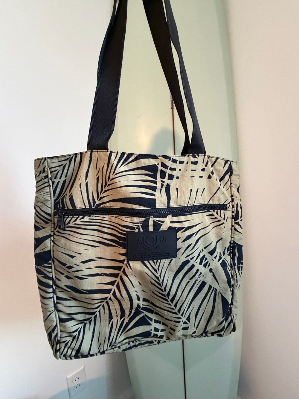 ALOHA COLLECTION Black & Cream Palm-Print Tote